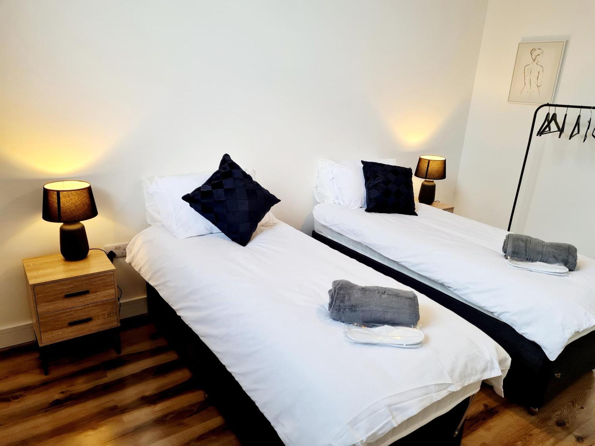 Burkhardt Hall- Parking Included- Sleeps 4 Apartment สวินดอน ภายนอก รูปภาพ