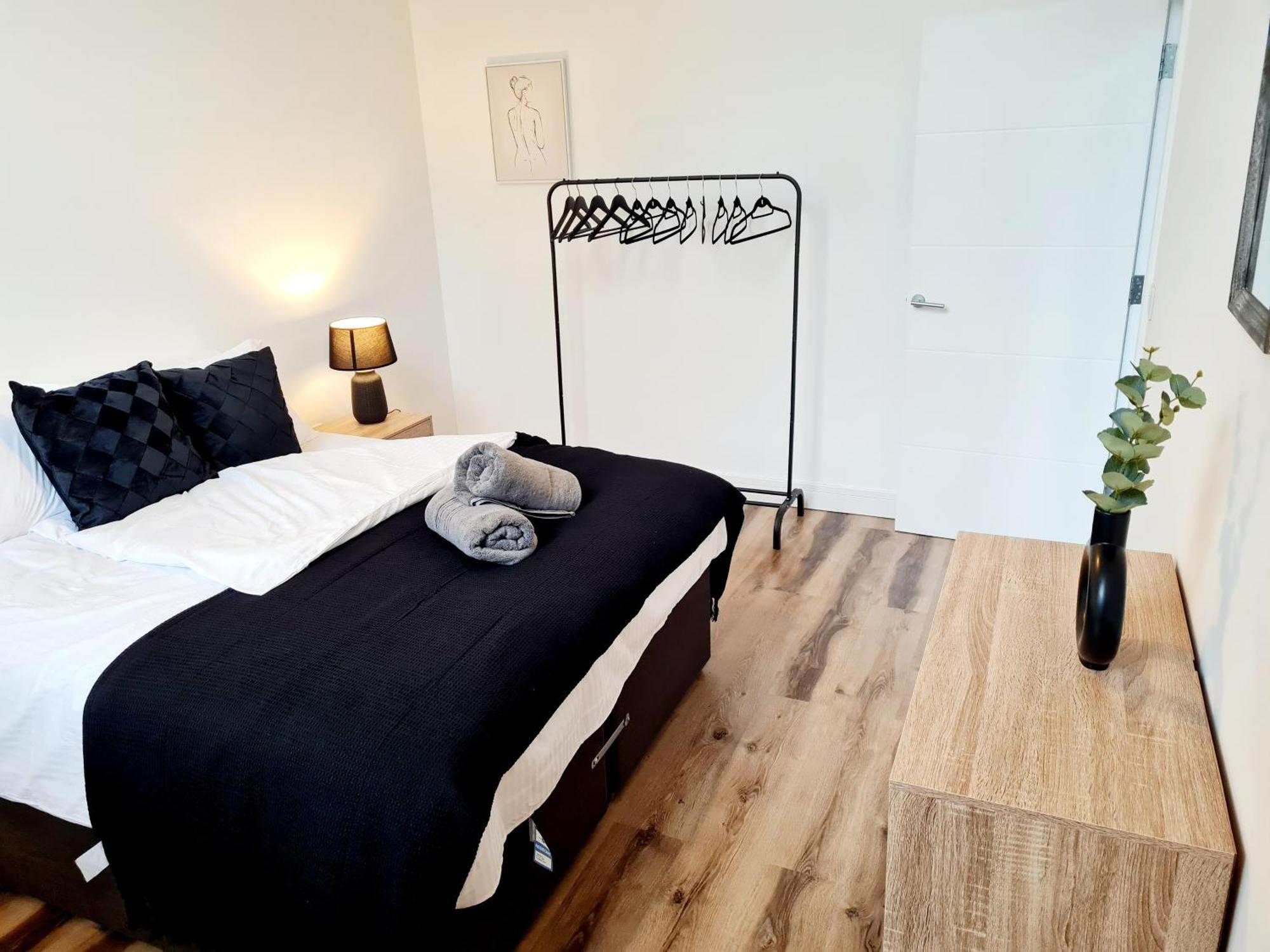 Burkhardt Hall- Parking Included- Sleeps 4 Apartment สวินดอน ภายนอก รูปภาพ